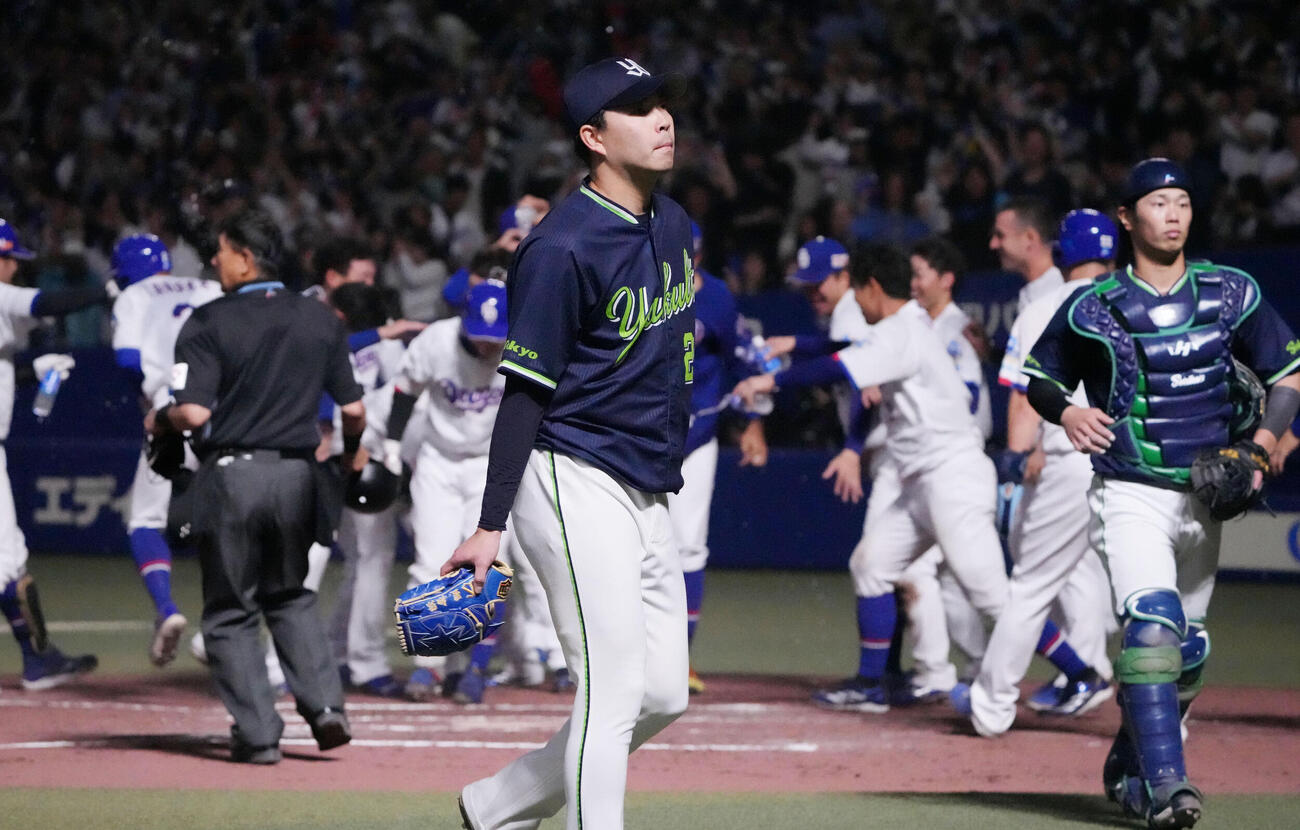 中日対ヤクルト　9回裏中日1死二、三塁、星知弥（中央）は村松開人に3点サヨナラ本塁打を打たれベンチへ戻る（撮影・森本幸一）