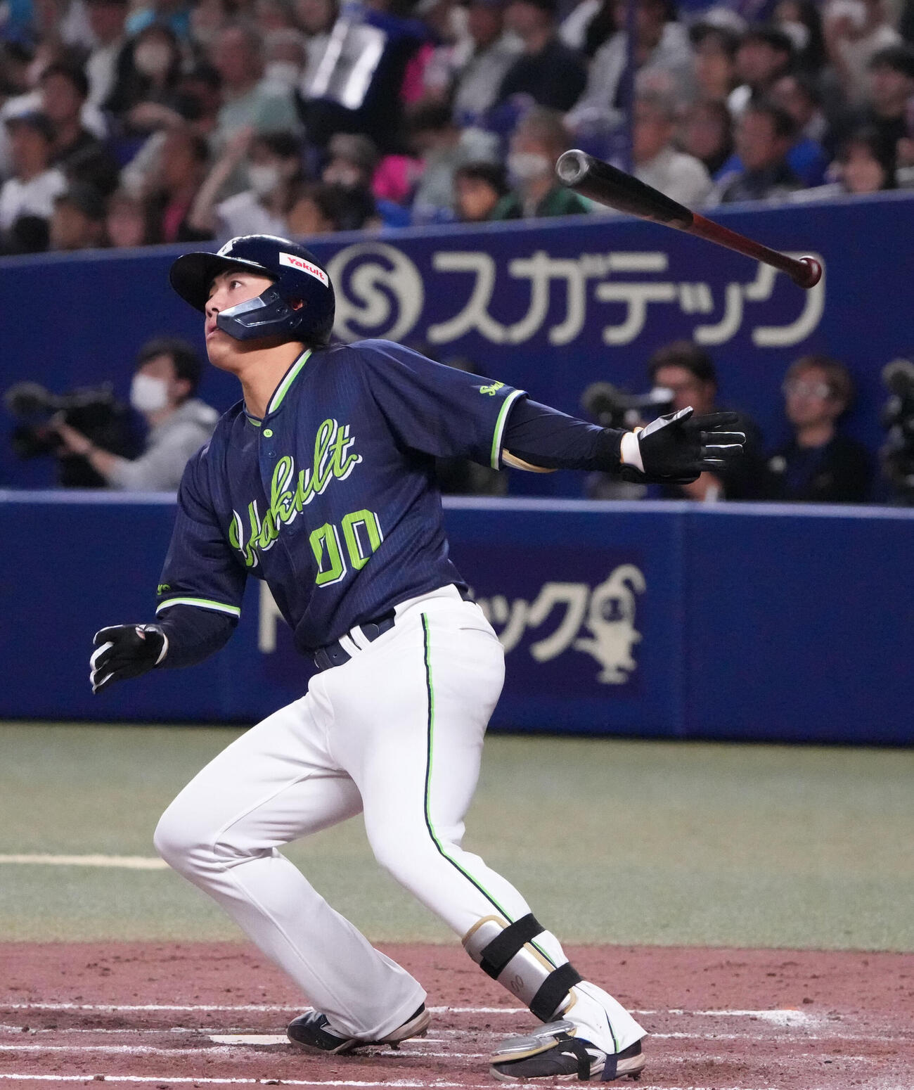 中日対ヤクルト　4回表ヤクルト1死二塁、2点本塁打を放つ赤羽由紘（撮影・森本幸一）