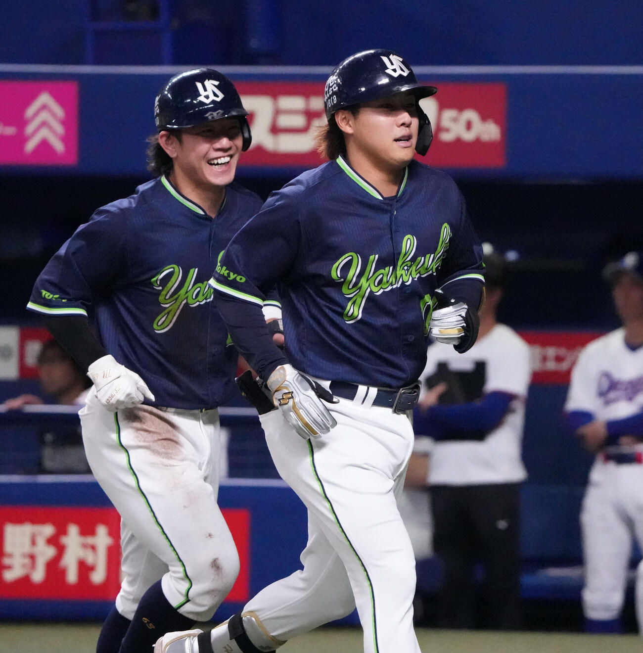 中日対ヤクルト　4回表ヤクルト1死二塁、赤羽由紘（右）は2点本塁打を放ち生還する（撮影・森本幸一）