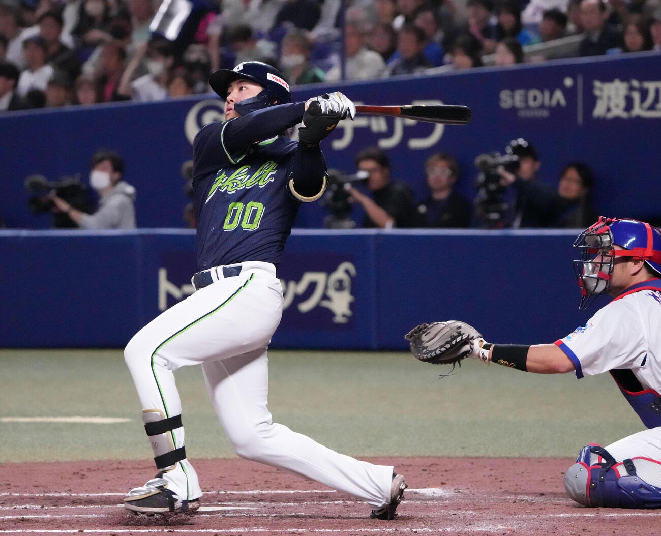 中日対ヤクルト　4回表ヤクルト1死二塁、2点本塁打を放つ赤羽由紘（撮影・森本幸一）
