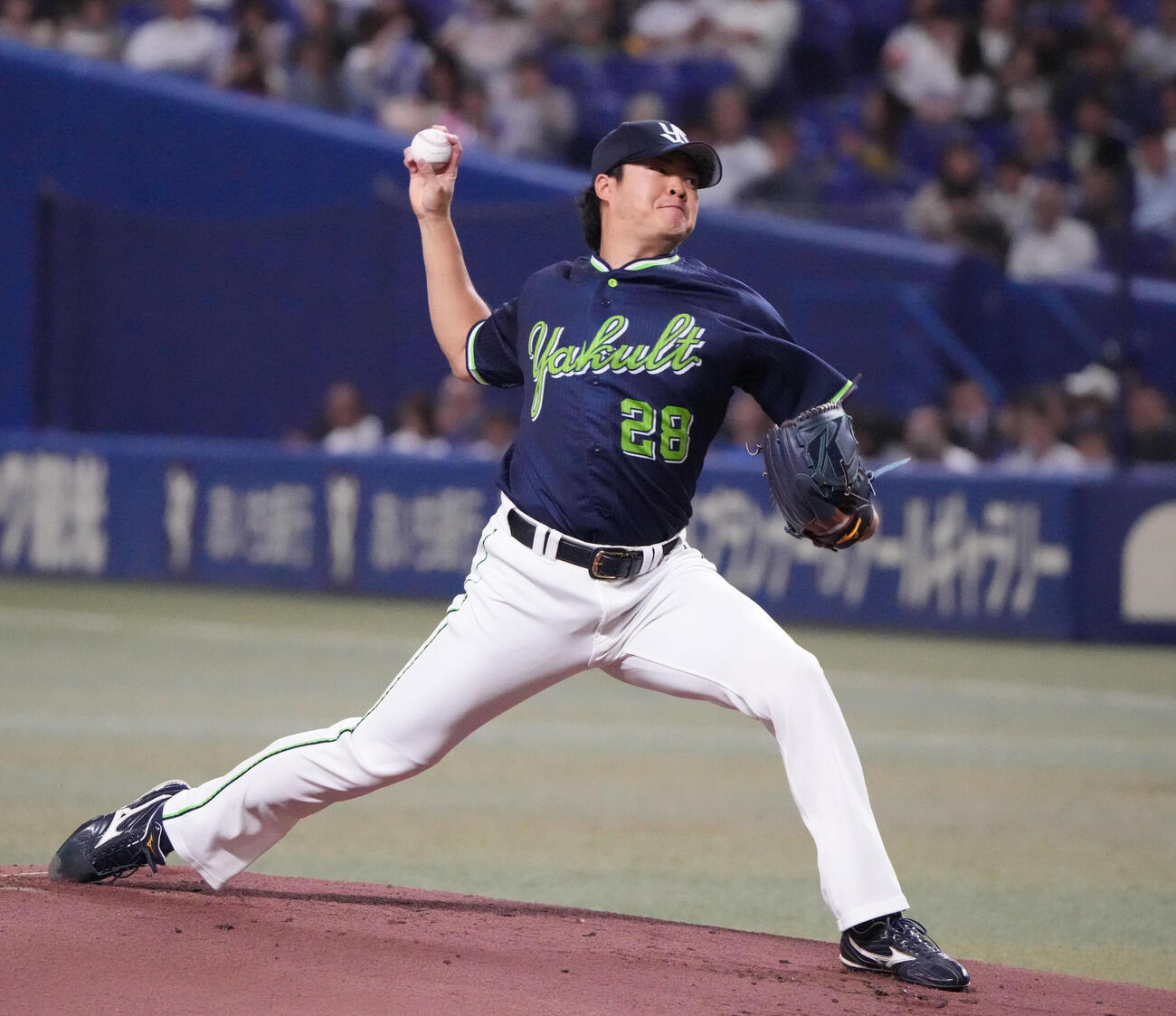 中日対ヤクルト　1回裏、登板するヤクルト先発の松本健吾（撮影・森本幸一）