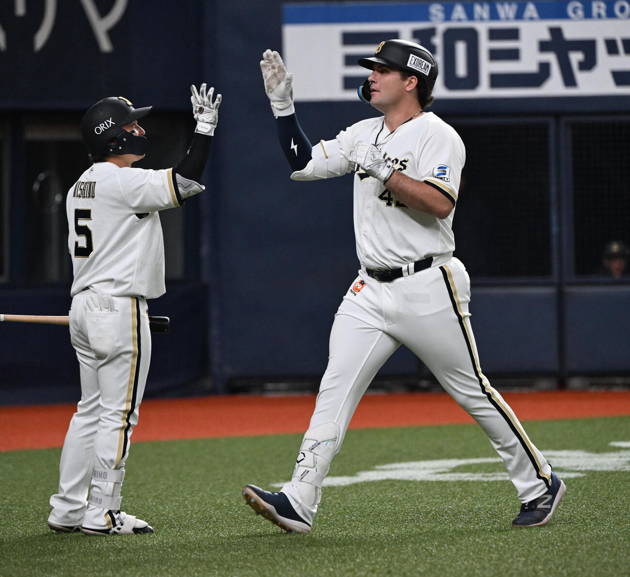 オリックス対日本ハム76回裏オリックス2死二塁、右越え2点本塁打を放ち生還するボブ・シーモア（撮影・和賀正仁）