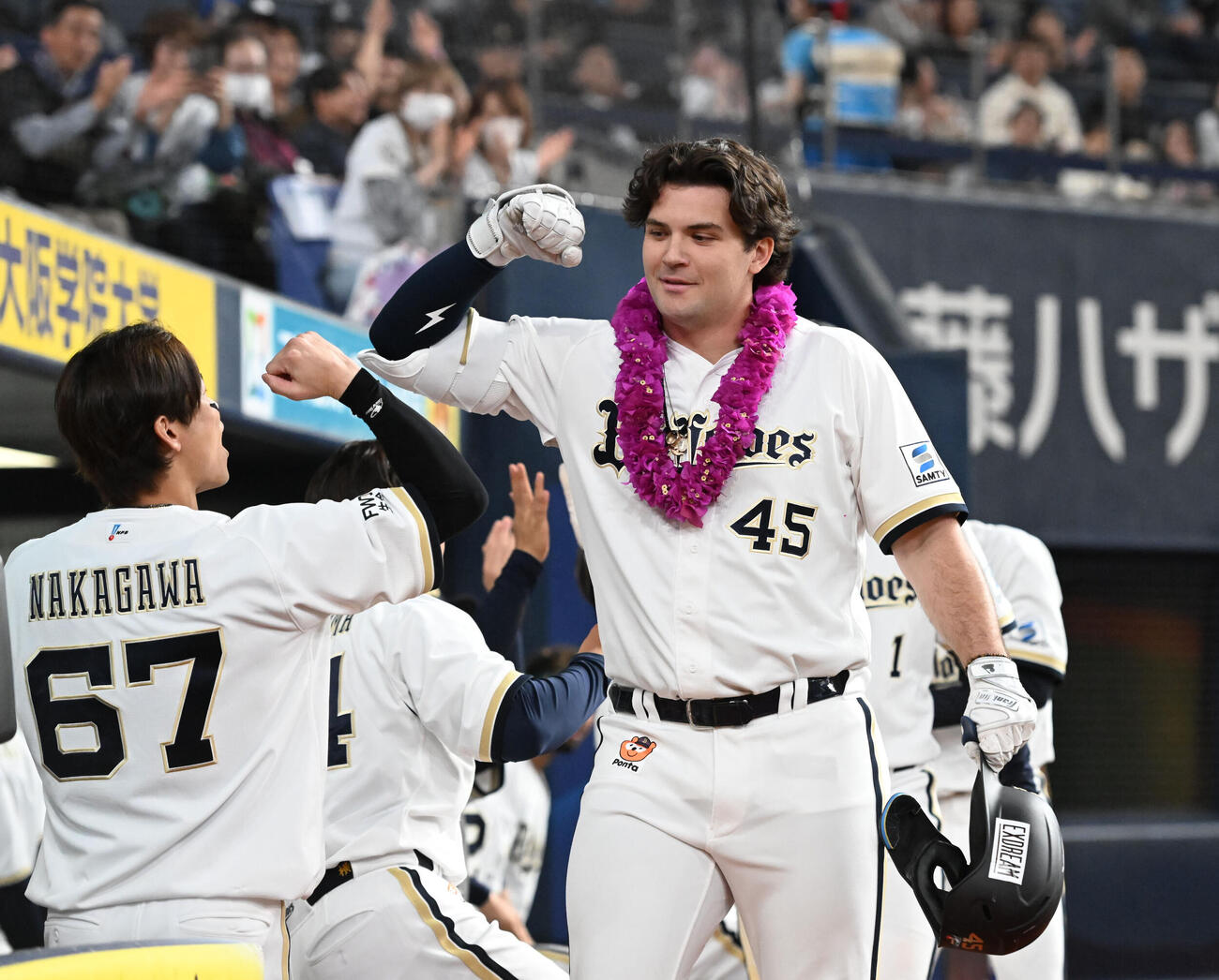 オリックス対日本ハム　7回裏オリックス2死二塁、右越え2点本塁打を放ったボブ・シーモアはベンチ前でナインとタッチ（撮影・和賀正仁）