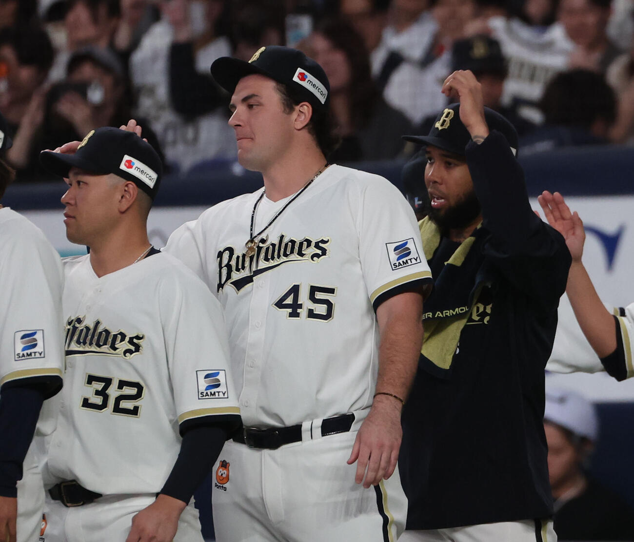 オリックス対日本ハム　勝利投手となったオリックスのアンダーソン・エスピノーザ（右）と決勝本塁打のボブ・シーモアは並んで値員を迎える（撮影・西尾就之）