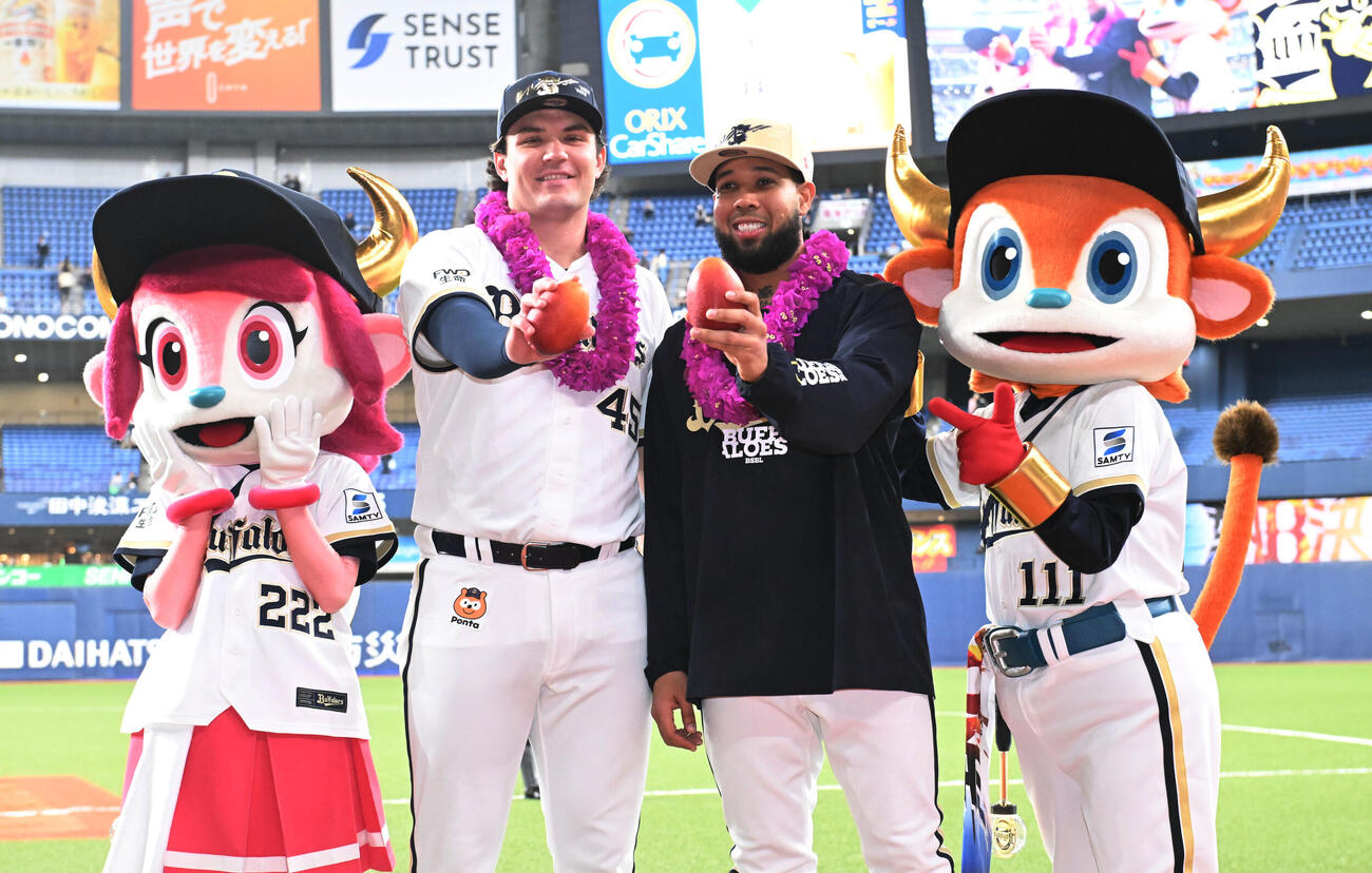 オリックス対日本ハム　ポーズを取る投打のヒーローオリックスのアンダーソン・エスピノーザ（右）とボブ・シーモア（撮影・和賀正仁）