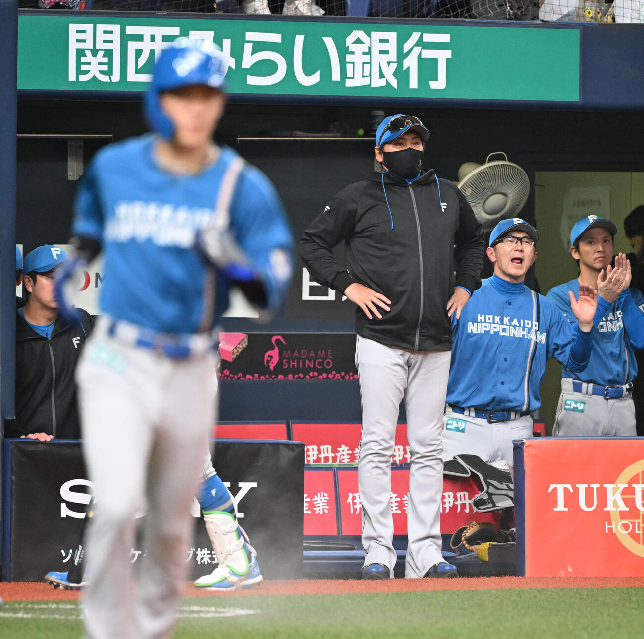 オリックス対日本ハム　9回表日本ハム2死一塁、レイエスに代走を送る新庄剛志監督（撮影・和賀正仁）
