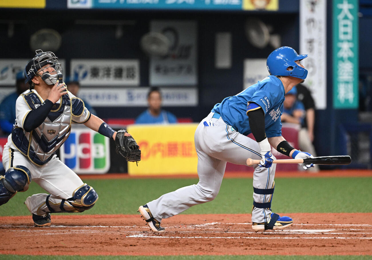 オリックス対日本ハム　2回表日本ハム無死一、三塁、バント失敗する水野達稀（撮影・和賀正仁）