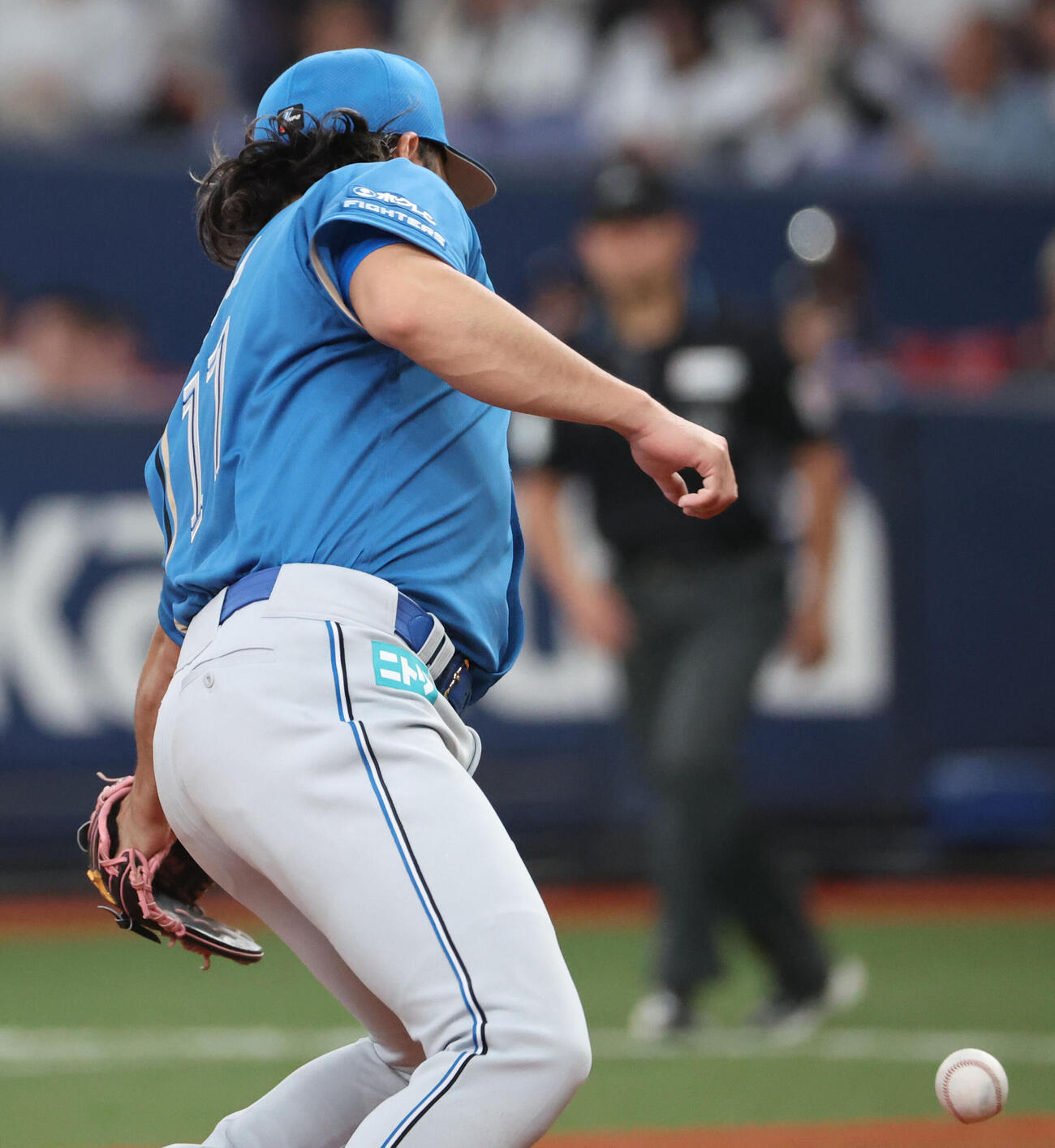 オリックス対日本ハム　6回裏オリックス無死、伊藤大海は西野の打球をグラブに当てて落とし、投ゴロとする（撮影・西尾就之）