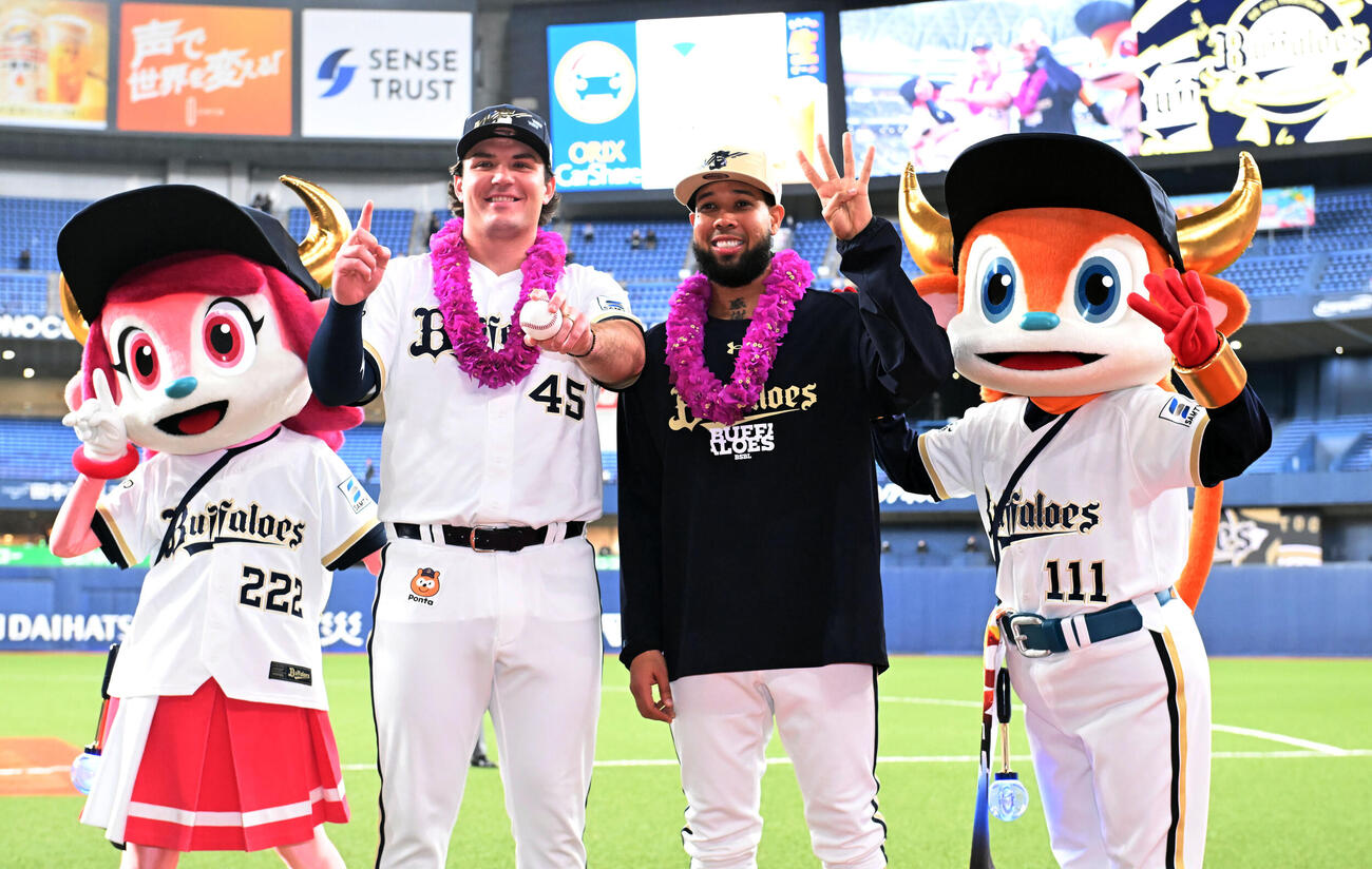 オリックス対日本ハム　ポーズを取る投打のヒーローオリックスのアンダーソン・エスピノーザ（右）とボブ・シーモア（撮影・和賀正仁）