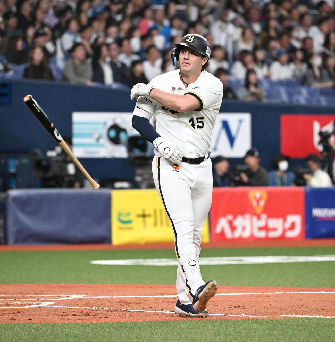 オリックス対日本ハム7回裏オリックス2死二塁、右越え2点本塁打を放ったボブ・シーモアはバットを投げる（撮影・和賀正仁）
