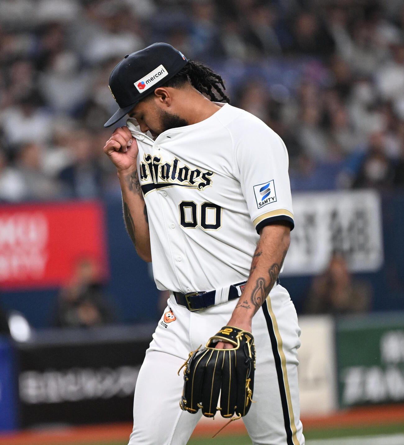 オリックス対日本ハム　初回に失点しベンチに戻るオリックス・アンダーソン・エスピノーザ（撮影・和賀正仁）