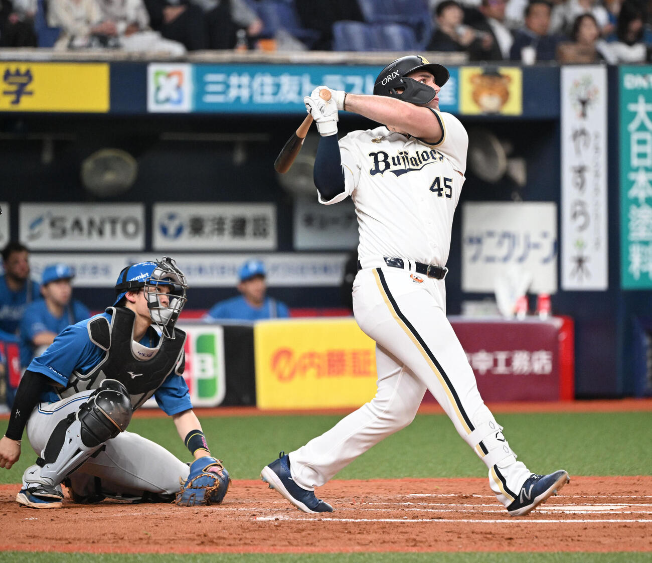 オリックス対日本ハム7回裏オリックス2死二塁、右越え2点本塁打を放つボブ・シーモア（撮影・和賀正仁）