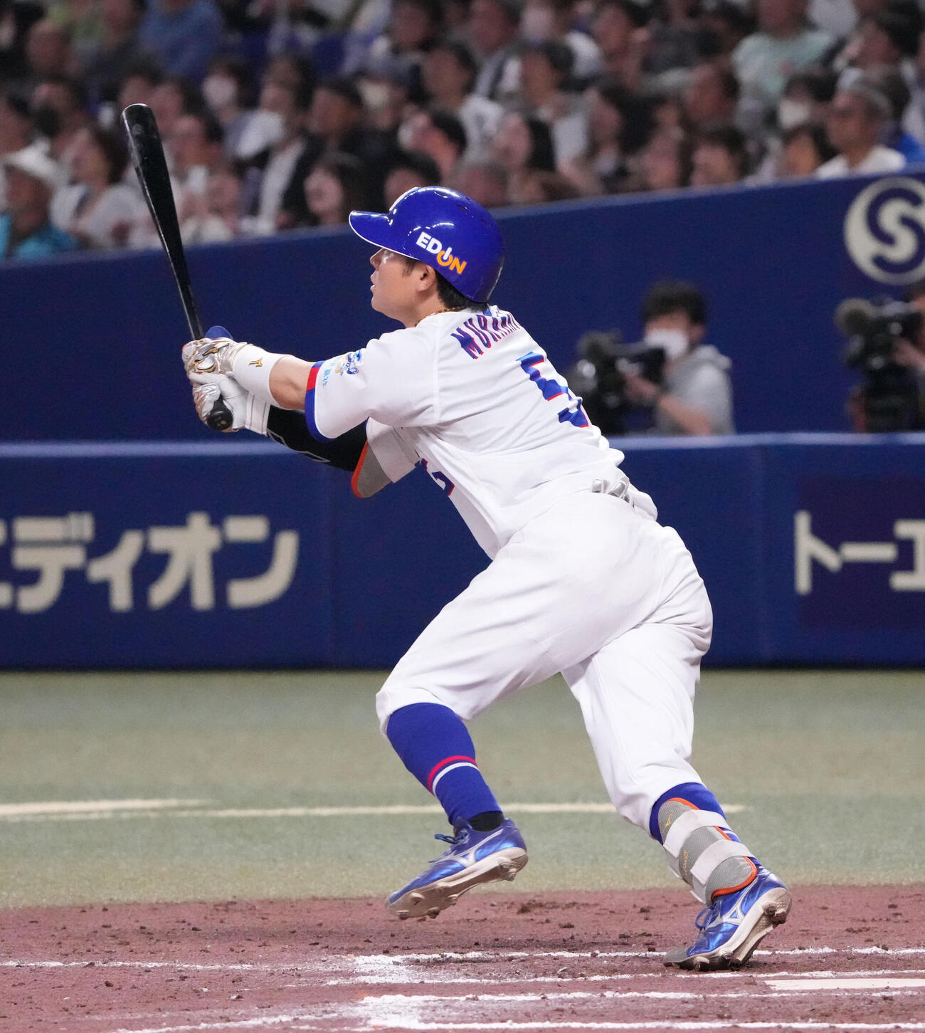 中日対ヤクルト　9回裏中日1死二、三塁、3点サヨナラ本塁打を放つ村松開人（撮影・森本幸一）