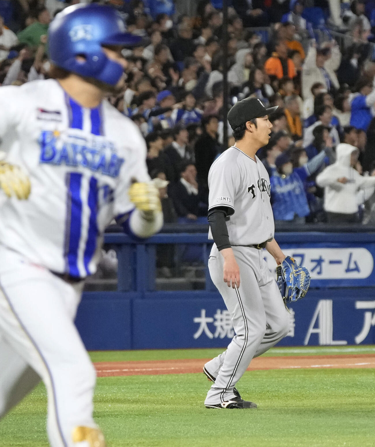 11回、DeNA・戸柱（手前）にサヨナラ二塁打を浴びた巨人・赤星（共同）