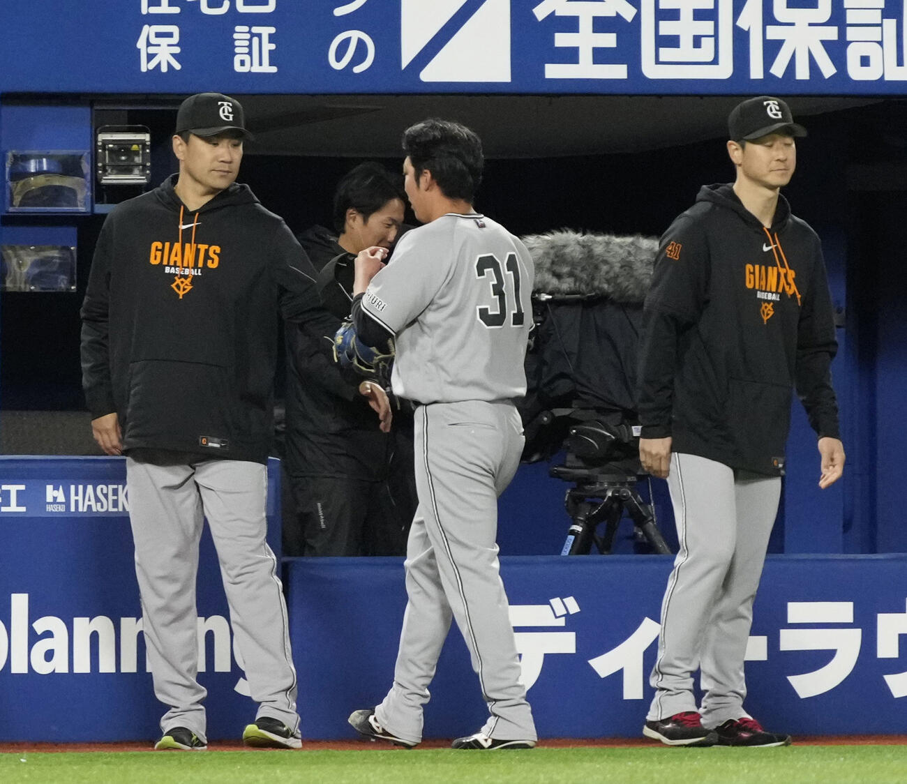 DeNAにサヨナラ負けを喫し、引き揚げる巨人の（左から）田中将、赤星ら（共同）