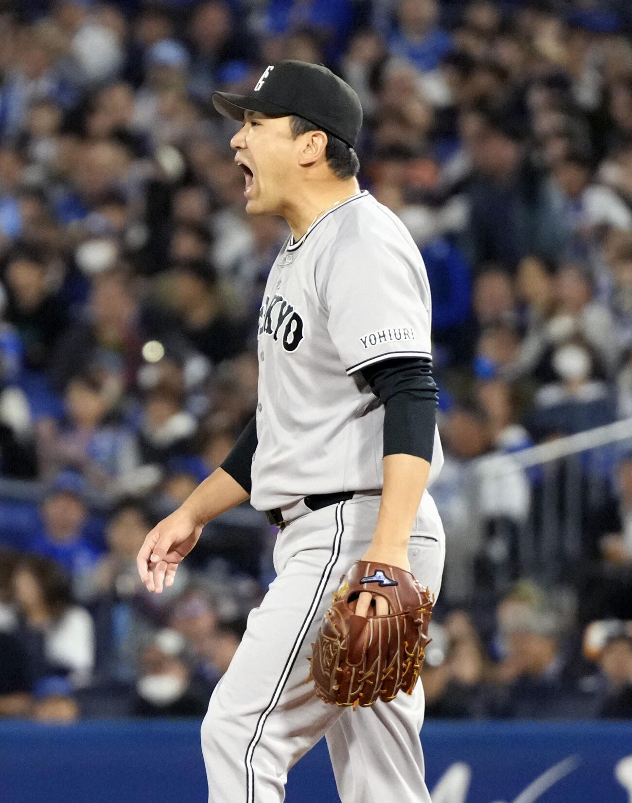 5回、味方の好守備に雄たけびを上げる巨人・田中将。7回途中無失点と好投した（共同）