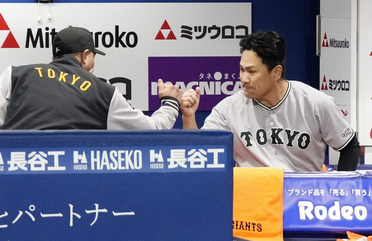7回途中で降板し、ベンチで阿部監督（左）とタッチを交わす巨人・田中将（共同）