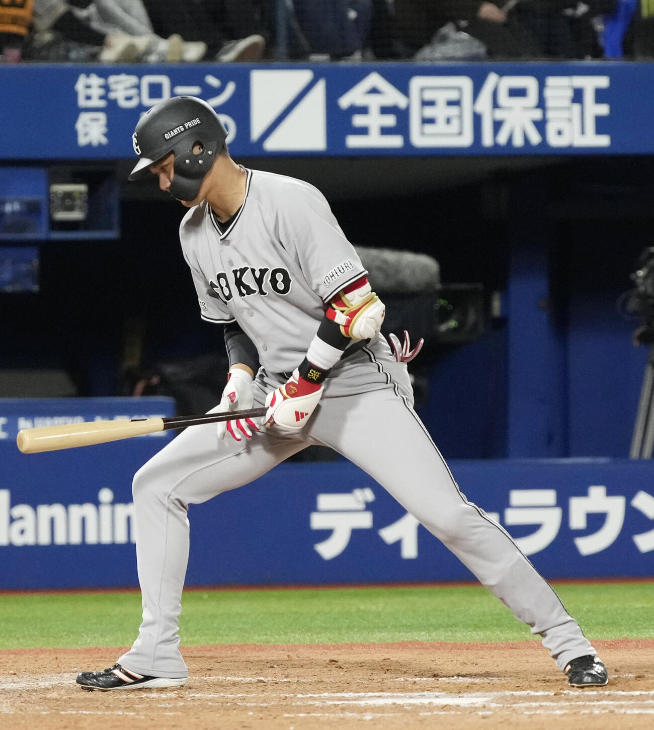9回巨人2死一、二塁、坂本が見逃し三振に倒れる（共同）