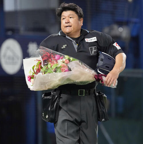 2000試合出場の敷田審判員「卍ポーズ」の誕生秘話「少しでも野球盛り上がれば…」