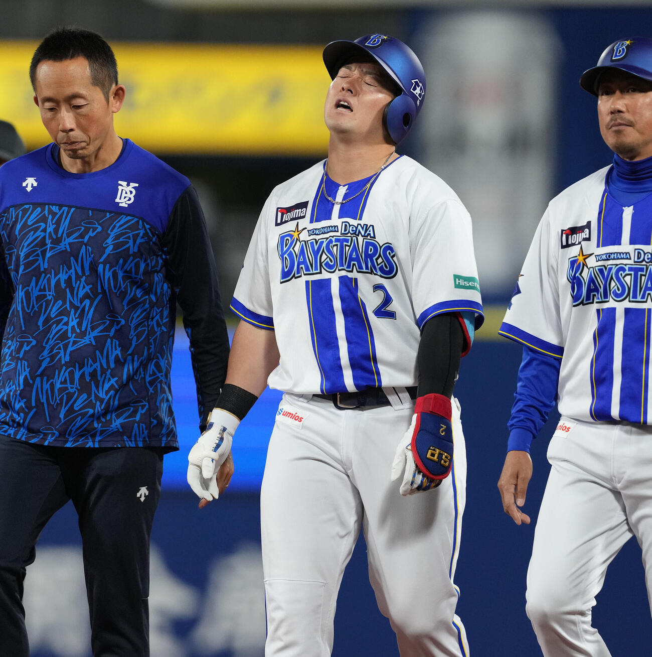 DeNA対巨人　3回裏DeNA2死、三塁内野安打で一塁を駆け抜ける際足を痛めベンチに下がる牧秀悟（撮影・たえ見朱実）
