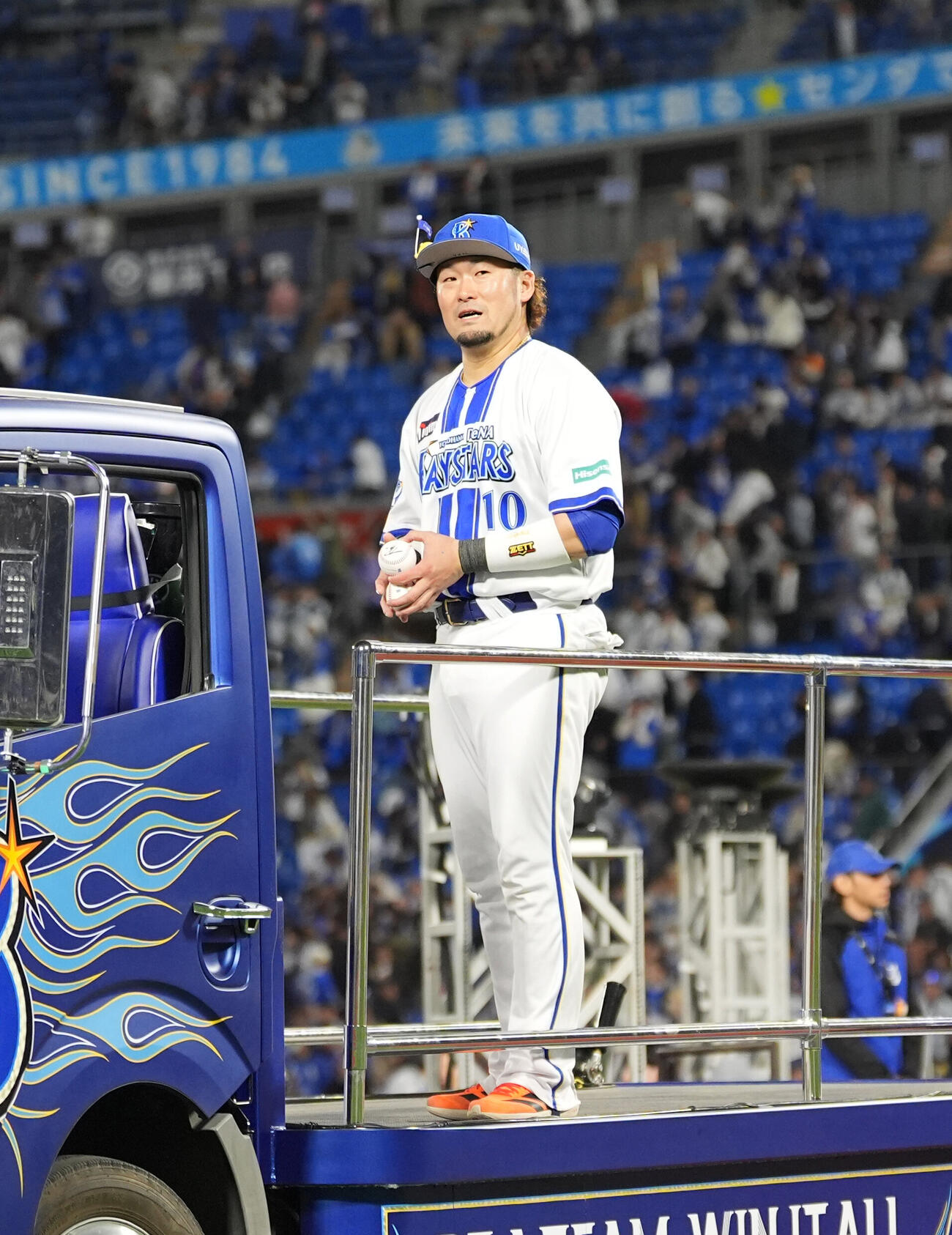DeNA対巨人　11回裏1死一、二塁、サヨナラの適時二塁打を放ち喜ぶ戸柱恭孝（撮影・増田悦実）