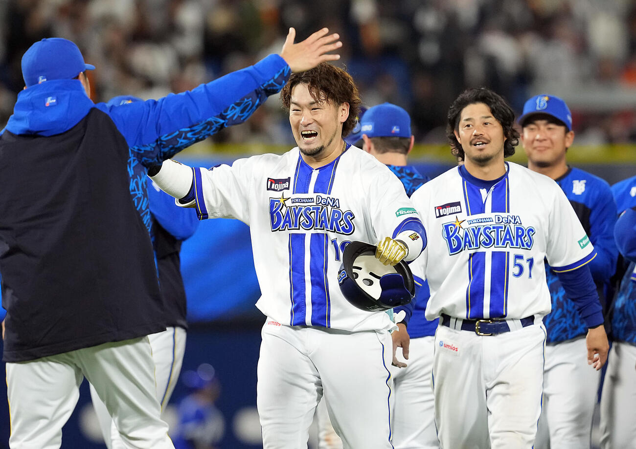 DeNA対巨人　11回裏DeNA1死一、二、中前にサヨナラ二塁打を放ち相川亮二監督と笑顔を見せる戸柱恭孝（撮影・たえ見朱実）