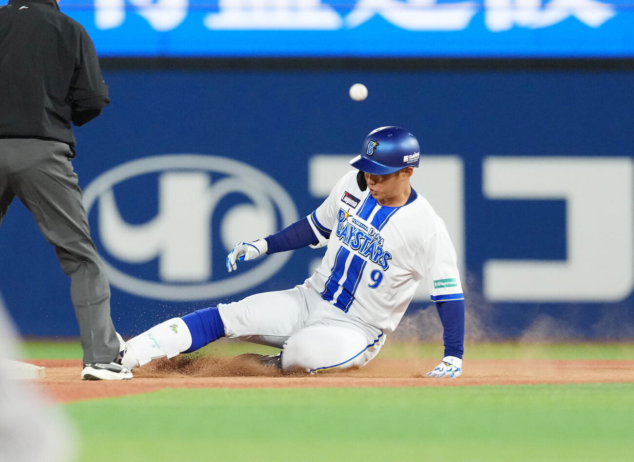 DeNA対巨人　8回裏DeNA無死、二塁打を放つ京田陽太（撮影・増田悦実）