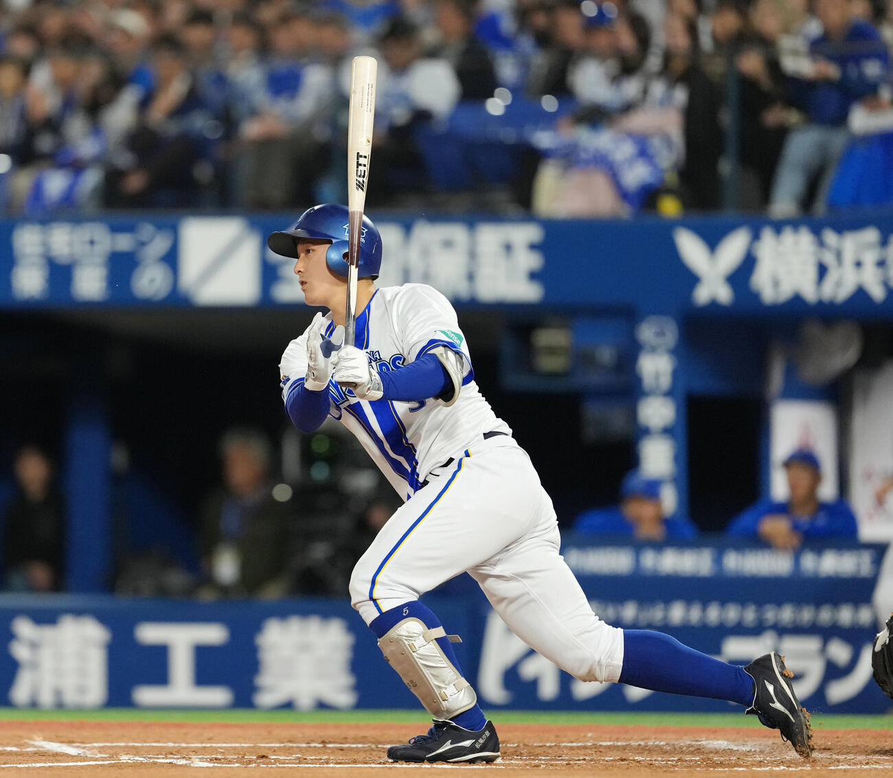 DeNA対巨人　2回裏DeNA1死一塁、　安打を放つ松尾汐恩（撮影・増田悦実）