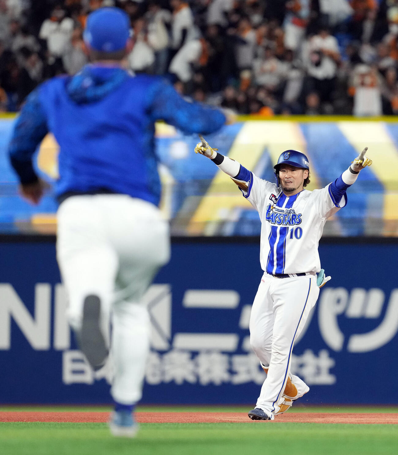 DeNA対巨人　11回裏DeNA1死一、二、中前にサヨナラ二塁打を放った戸柱恭孝（撮影・たえ見朱実）