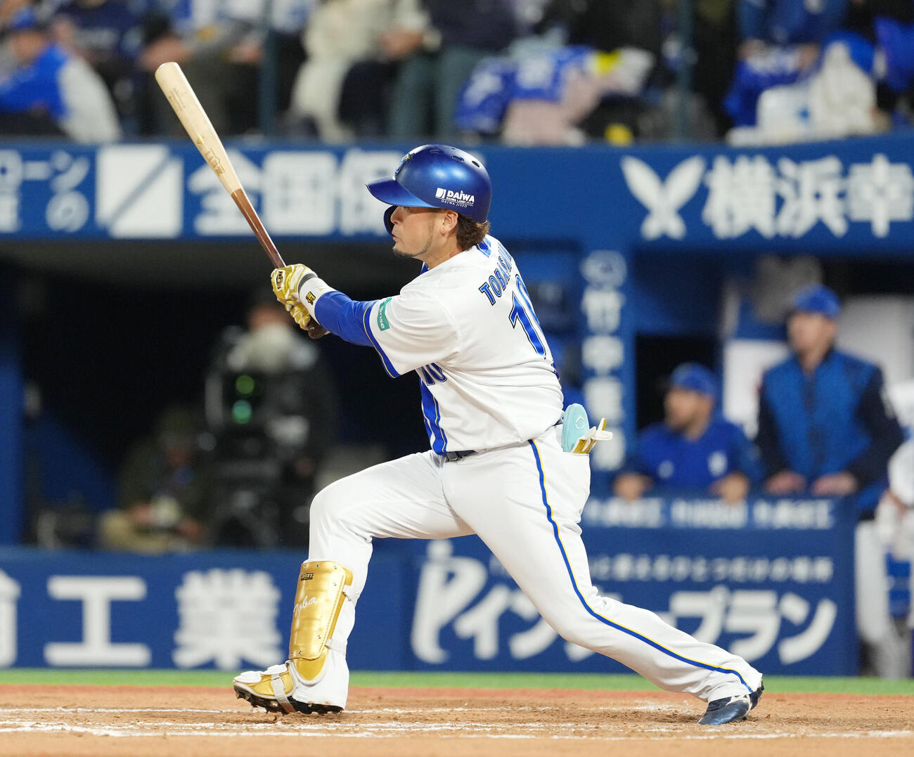 DeNA対巨人　11回裏1死一、l二塁、サヨナラの適時二塁打を放つ戸柱恭孝（撮影・増田悦実）