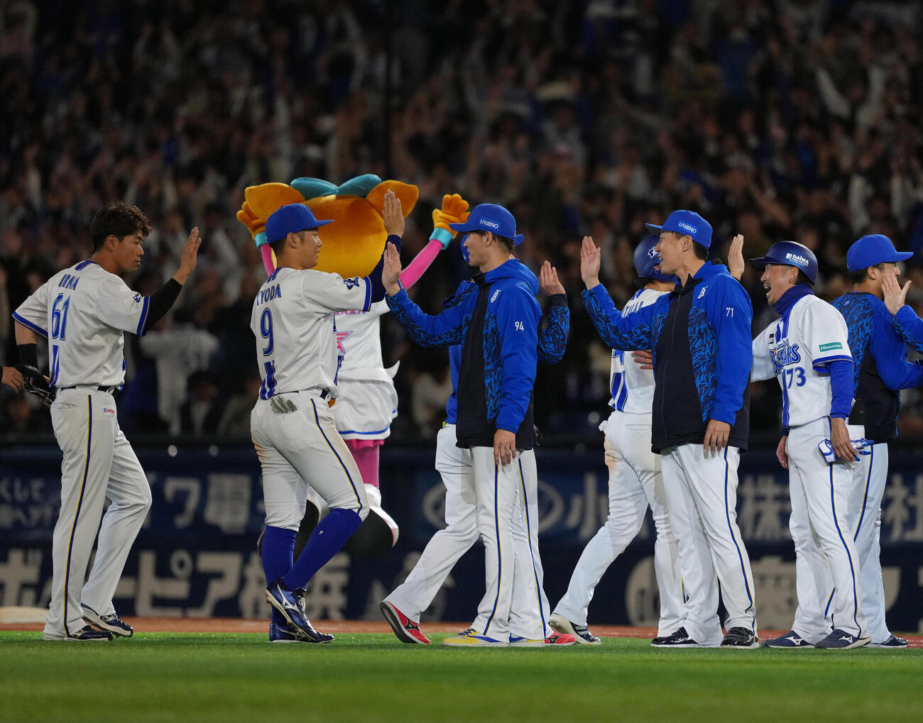 DeNA対巨人　サヨナラ勝ちしタッチを交わすDeNAナイン（撮影・増田悦実）