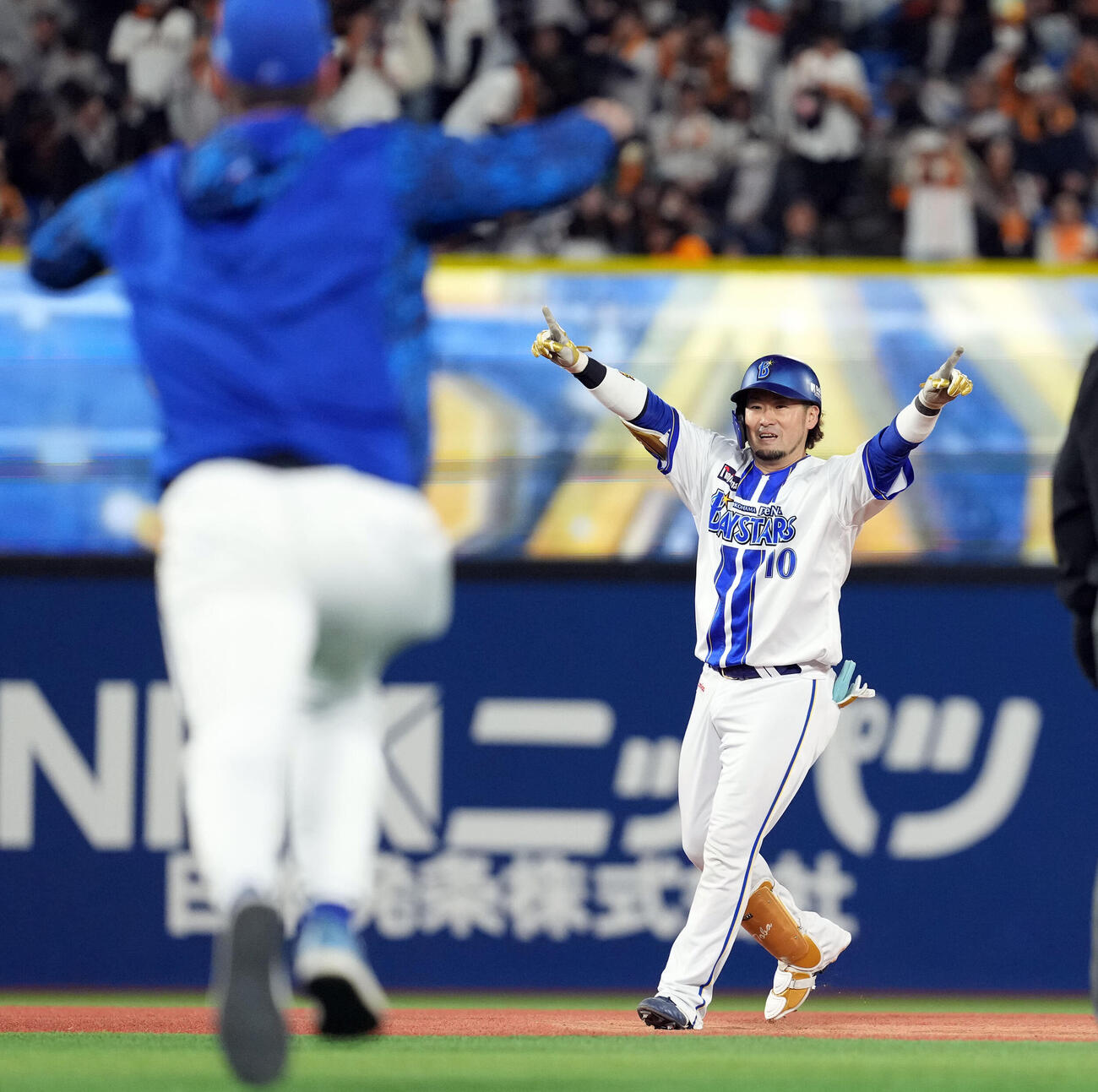 DeNA対巨人　11回裏DeNA1死一、二、中前にサヨナラ二塁打を放った戸柱恭孝（撮影・たえ見朱実）