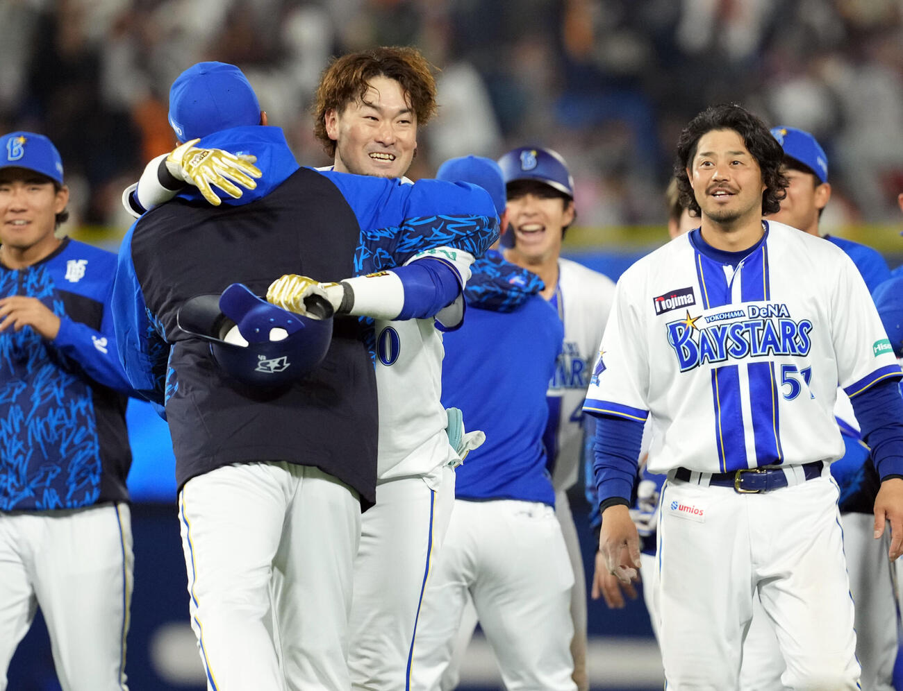 DeNA対巨人　11回裏DeNA1死一、二、中前にサヨナラ二塁打を放ち相川亮二監督と抱き合う戸柱恭孝（撮影・たえ見朱実）