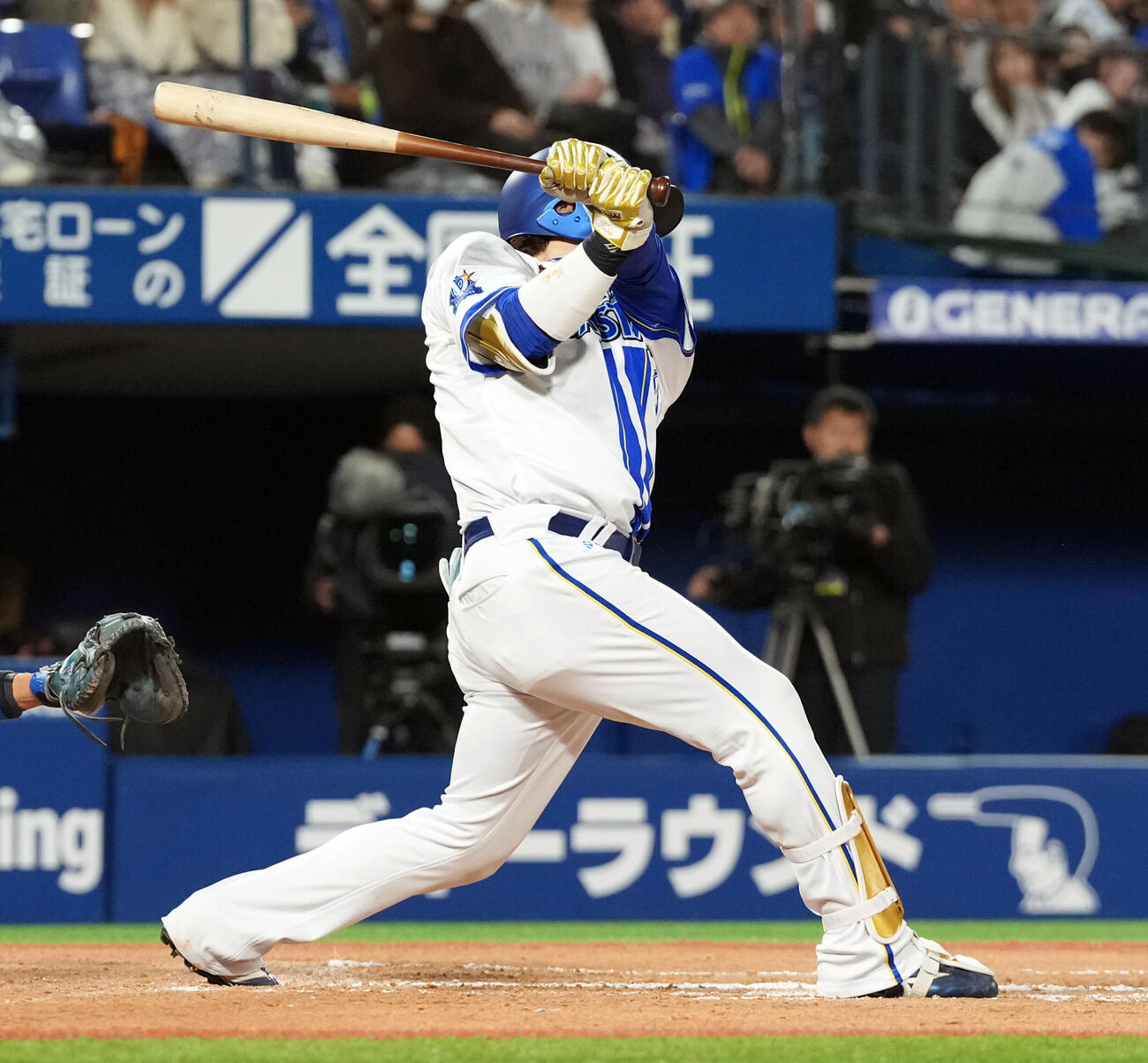 DeNA対巨人　11回裏DeNA1死一、二、中前にサヨナラ二塁打を放った戸柱恭孝（撮影・たえ見朱実）