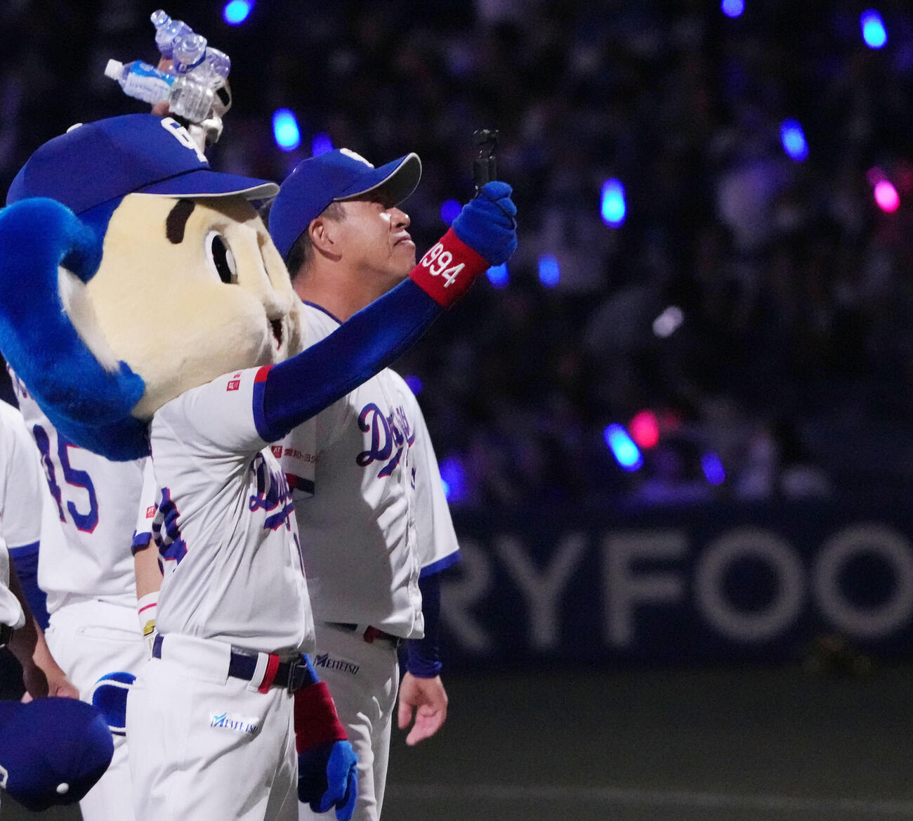 中日対ヤクルト　試合終了、井上一樹監督（右）はサヨナラ勝利し、ファンにあいさつする（撮影・森本幸一）
