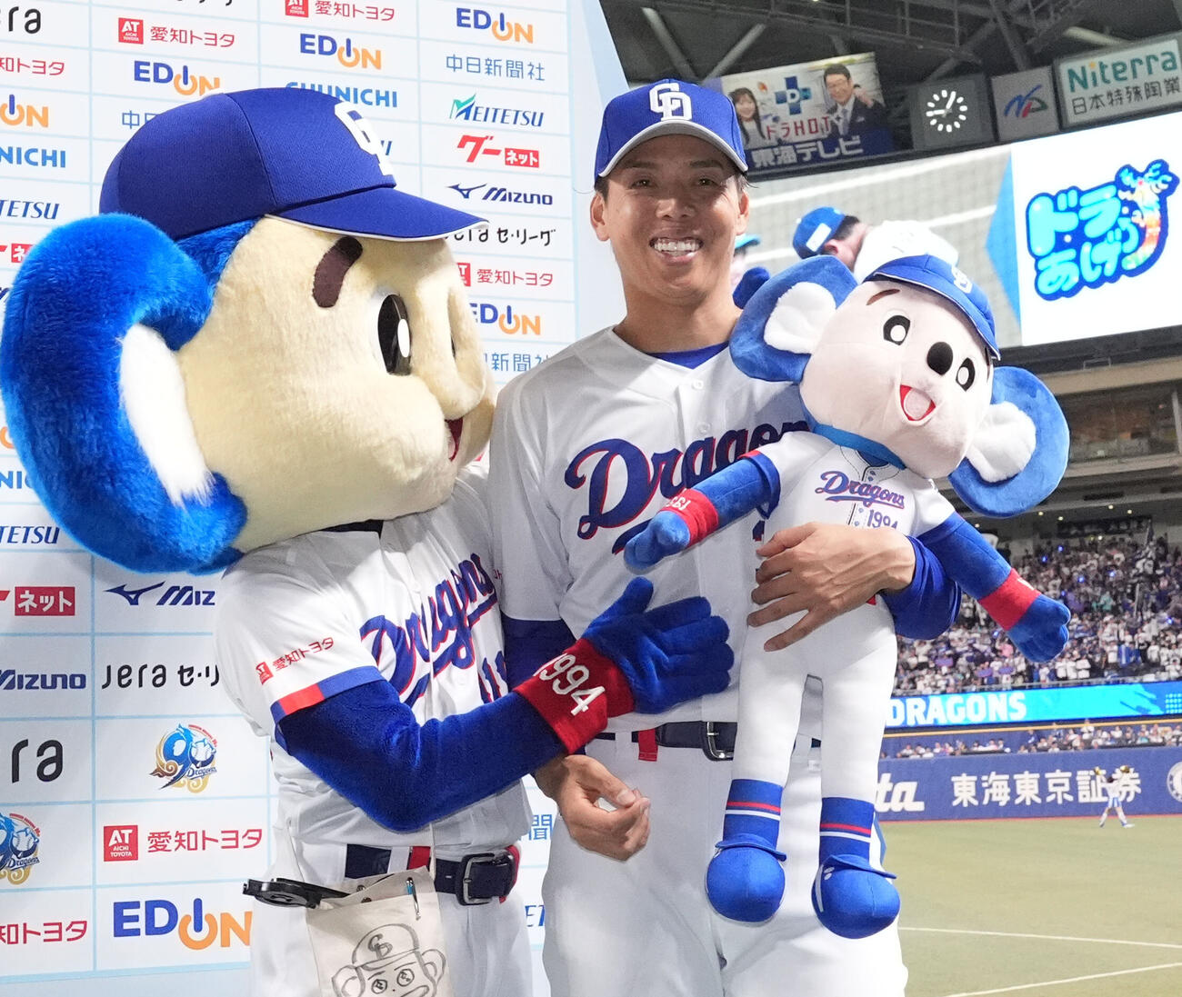 中日対ヤクルト　杉浦稔大（右）は移籍初勝利となりドアラの祝福に笑顔を見せる（撮影・森本幸一）
