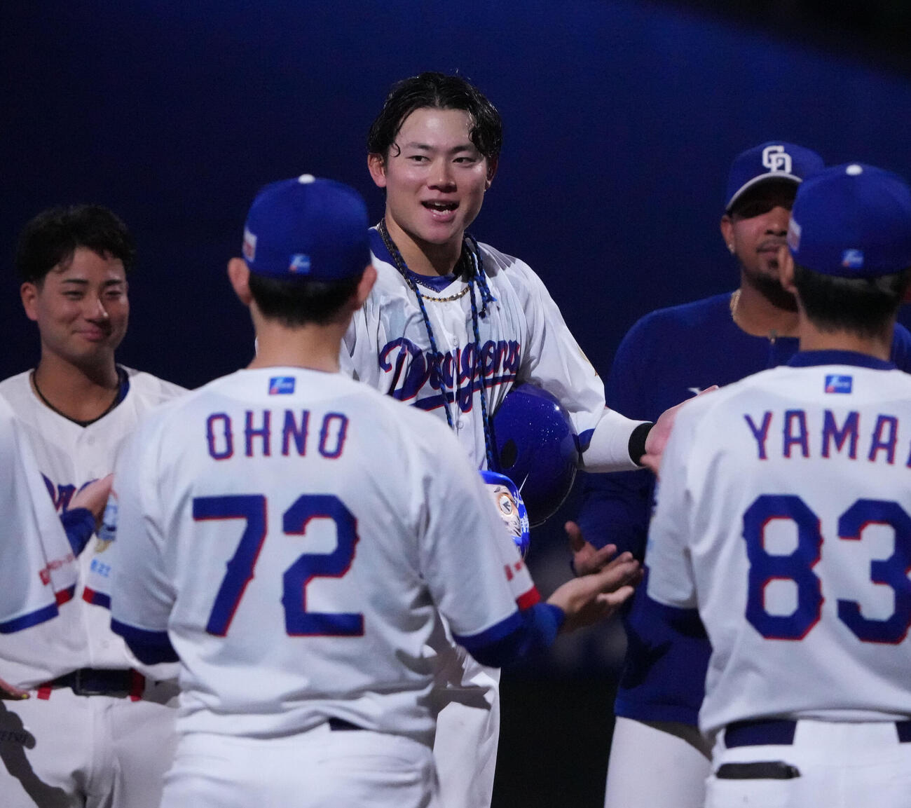 中日対ヤクルト　試合終了、円陣中央で一丁締めをする村松開人（撮影・森本幸一）