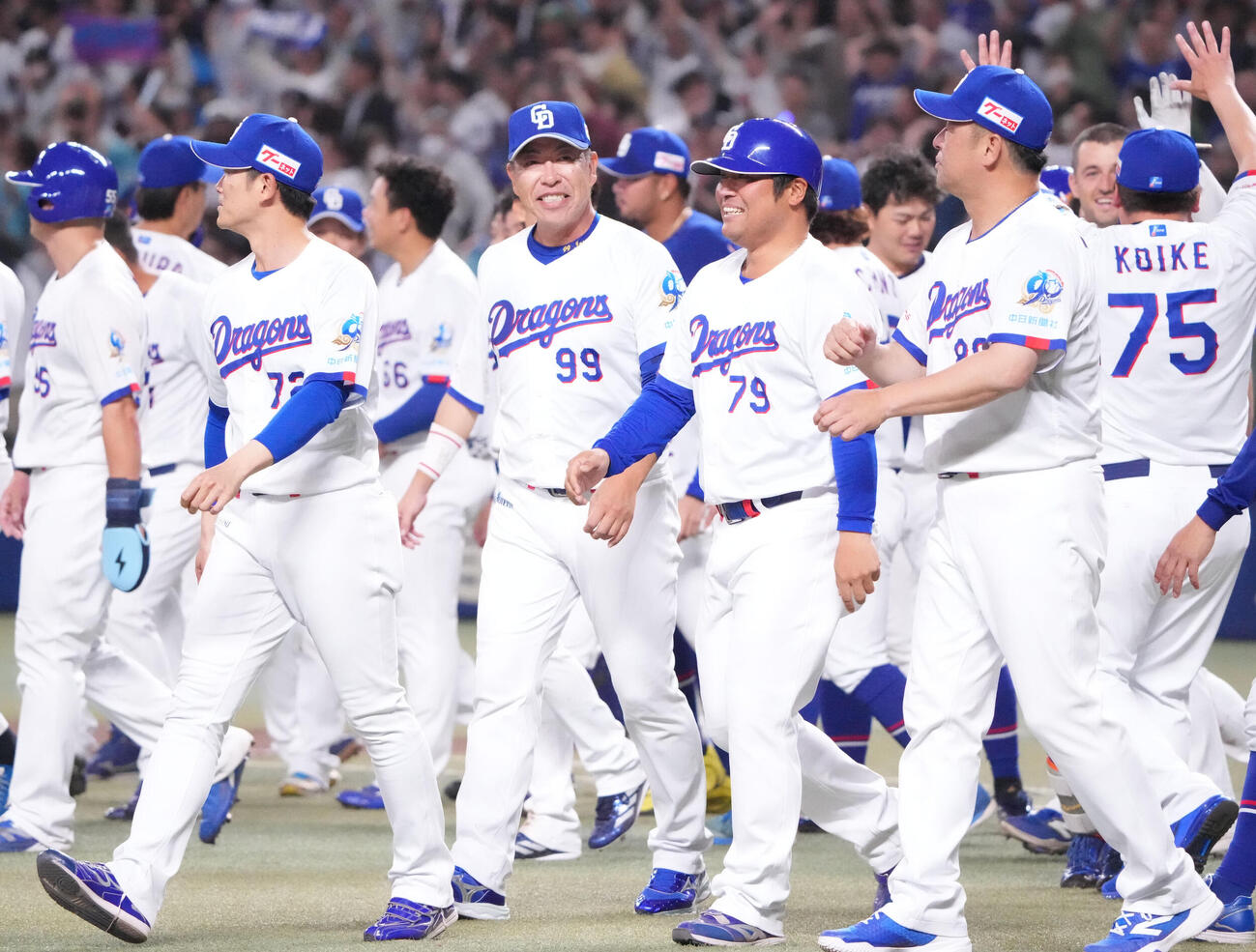 中日対ヤクルト　試合終了、井上一樹監督（中央）はサヨナラ勝利に笑顔を見せる（撮影・森本幸一）