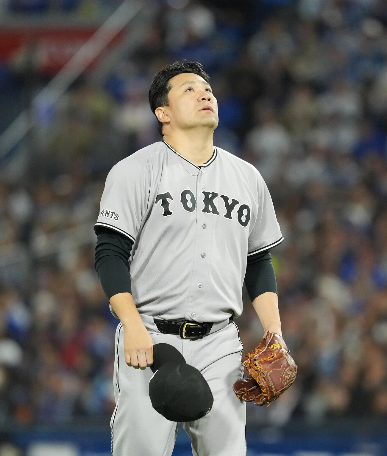 DeNA対巨人　7回裏2死二塁、交代を告げられベンチへ引き揚げる巨人田中将大（撮影・増田悦実）