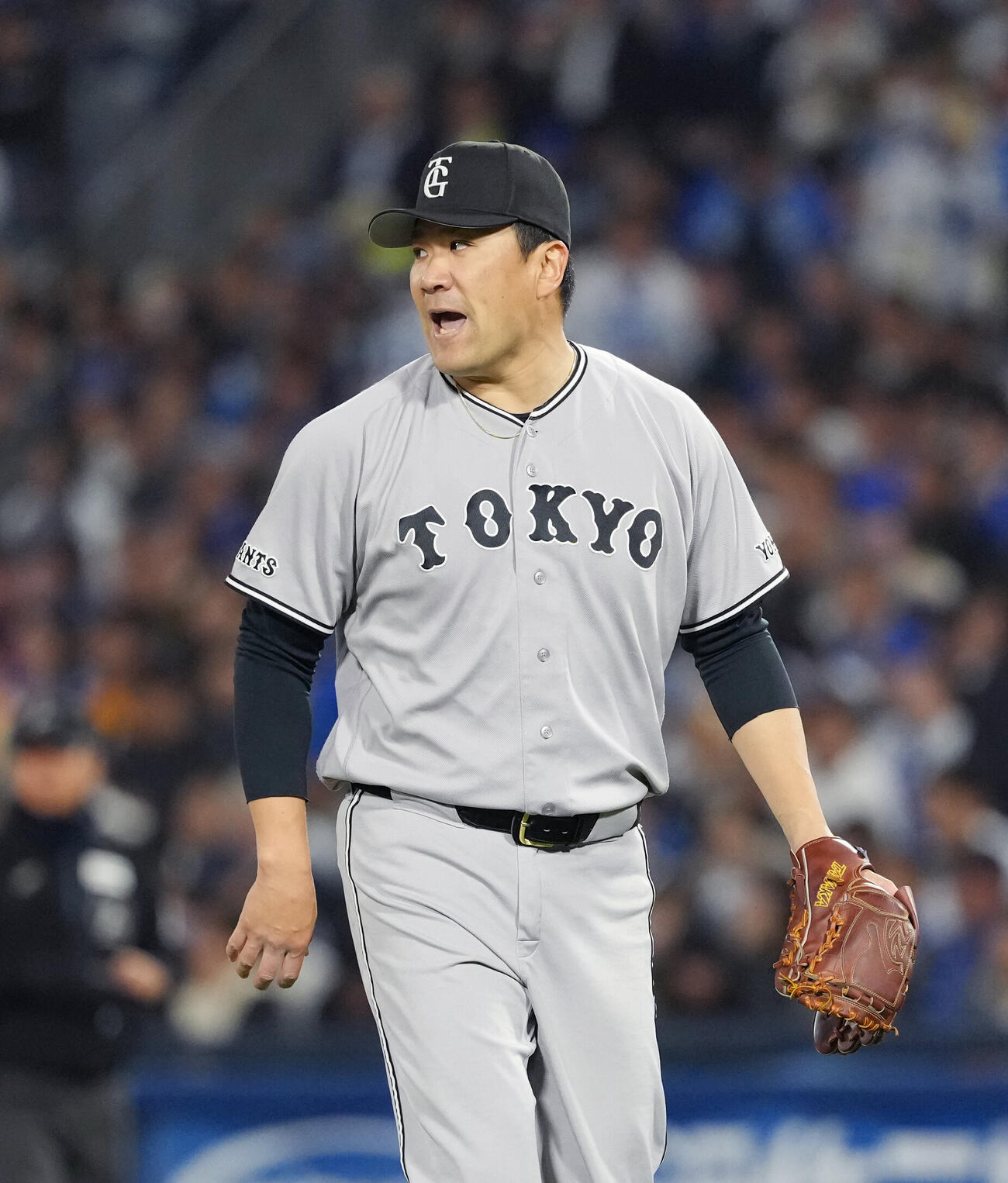 DeNA対巨人　5回裏を3人で抑え浦田俊輔に声をかける田中将大（撮影・増田悦実）
