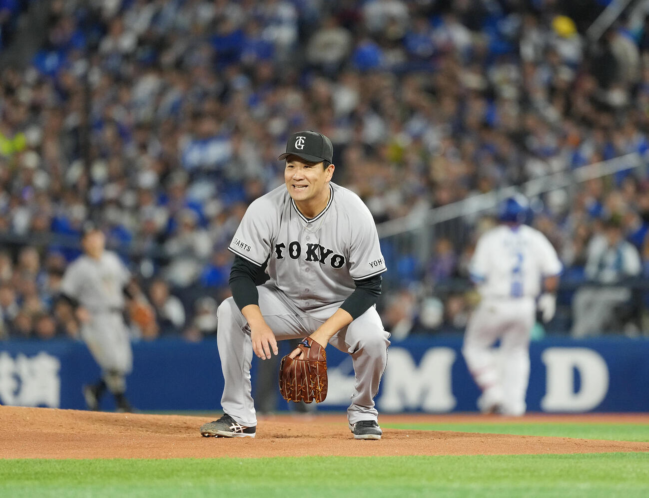DeNA対巨人　3回裏DeNA2死、　牧秀悟の内野安打にがっくりとする田中将大（撮影・増田悦実）