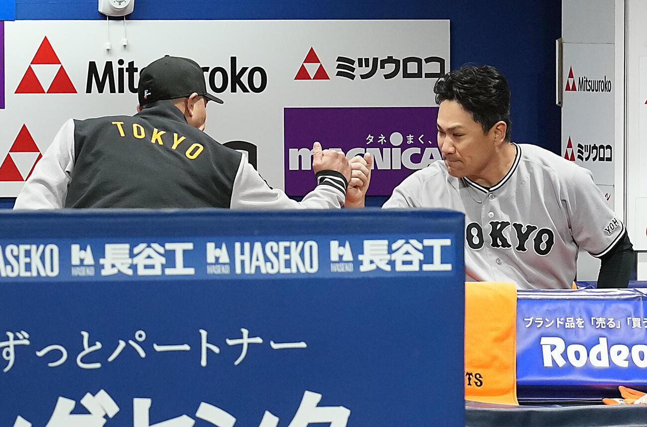 DeNA対巨人　7回途中で降板した巨人の先発田中将大（右）は阿部慎之助監督とベンチでグータッチを交わす（撮影・たえ見朱実）