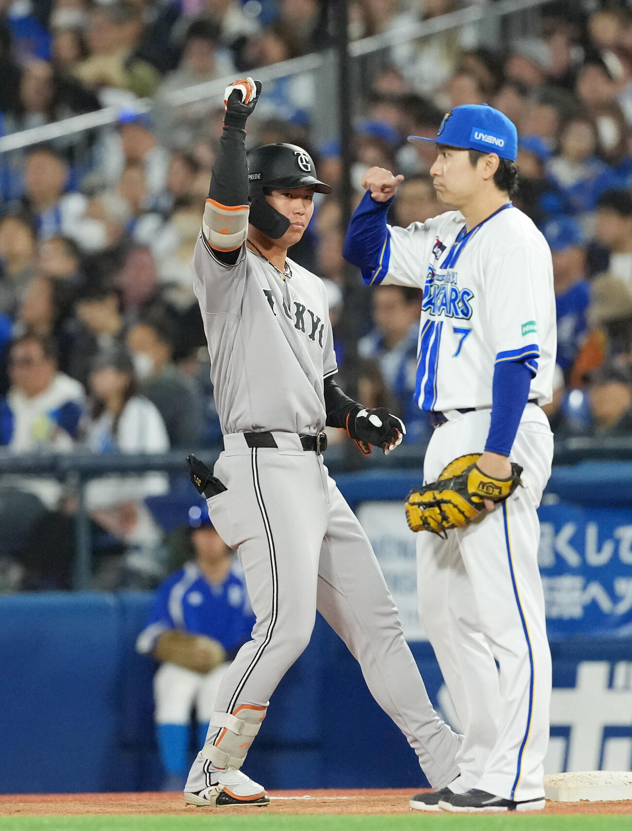 DeNA対巨人　5回表巨人2死、安打を放ちガッツポーズをする皆川岳飛（撮影・増田悦実）