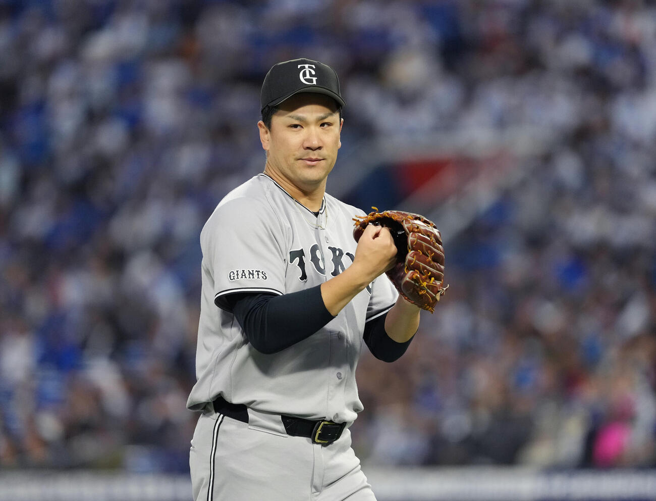 DeNA対巨人　1回裏DeNA2死一塁、　佐野恵太を三振に抑えベンチへ戻る田中将大（撮影・増田悦実）