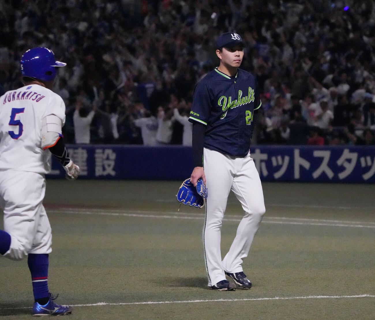 中日対ヤクルト　9回裏中日1死二、三塁、星知弥（右）は村松開人に3点サヨナラ本塁打を打たれベンチへ戻る（撮影・森本幸一）