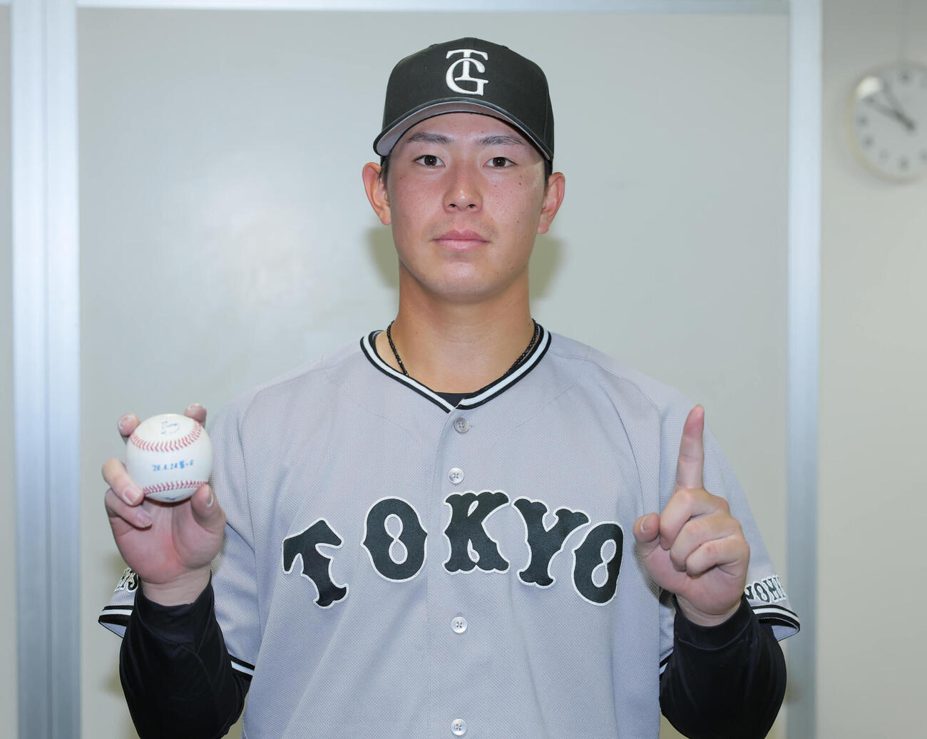 DeNA対巨人　初ヒットを放ちボールを手にする巨人皆川岳飛（代表撮影）