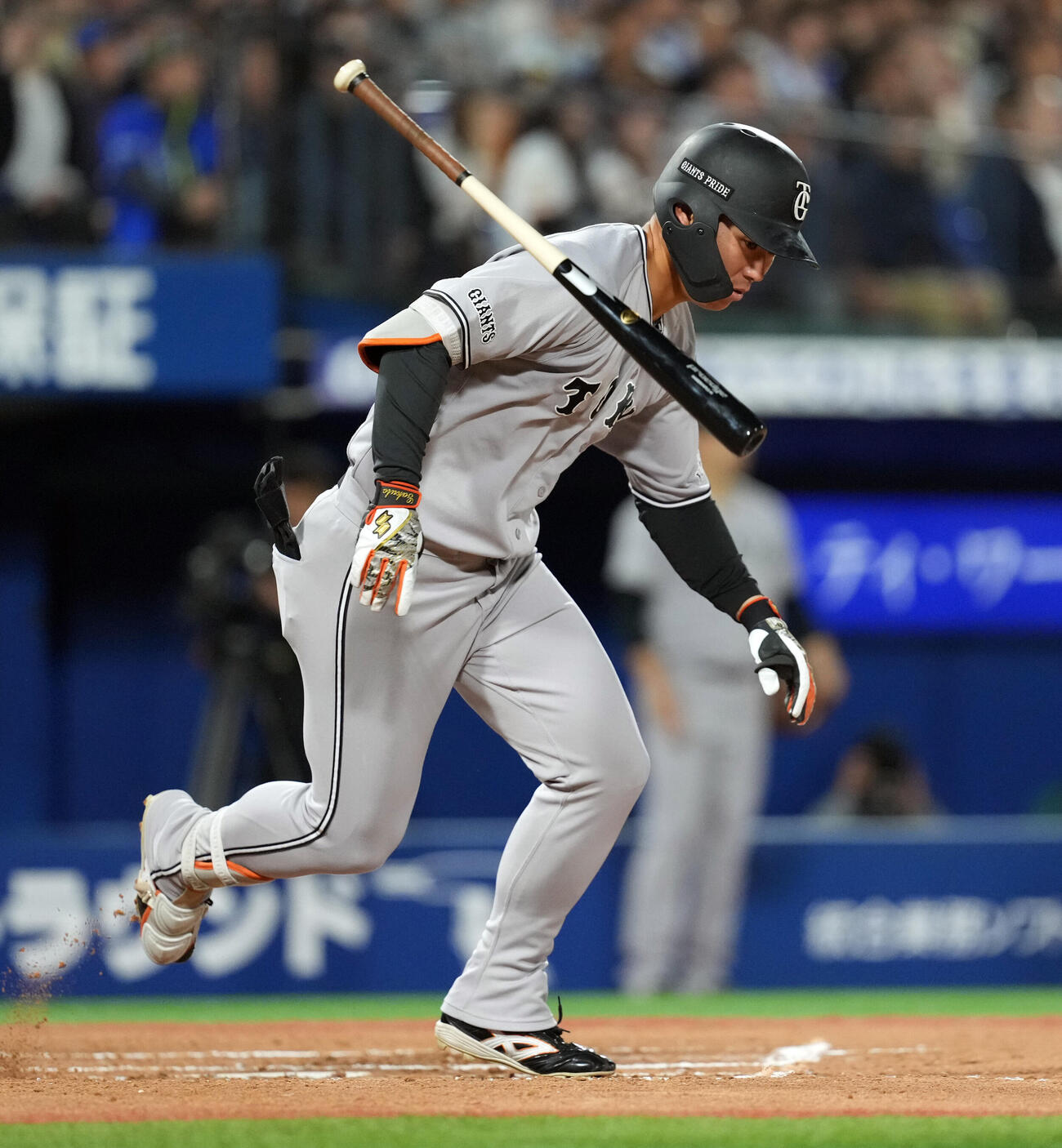 DeNA対巨人　5回表巨人2死、中前にプロ初安打を放った皆川岳飛（撮影・たえ見朱実）