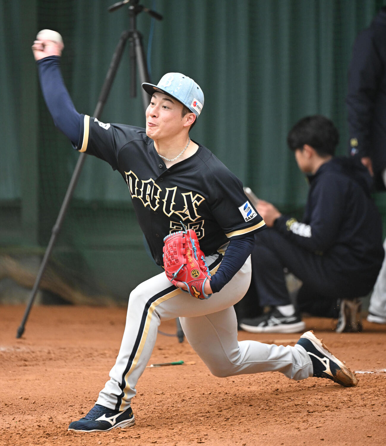 2月、キャンプで投球する吉田