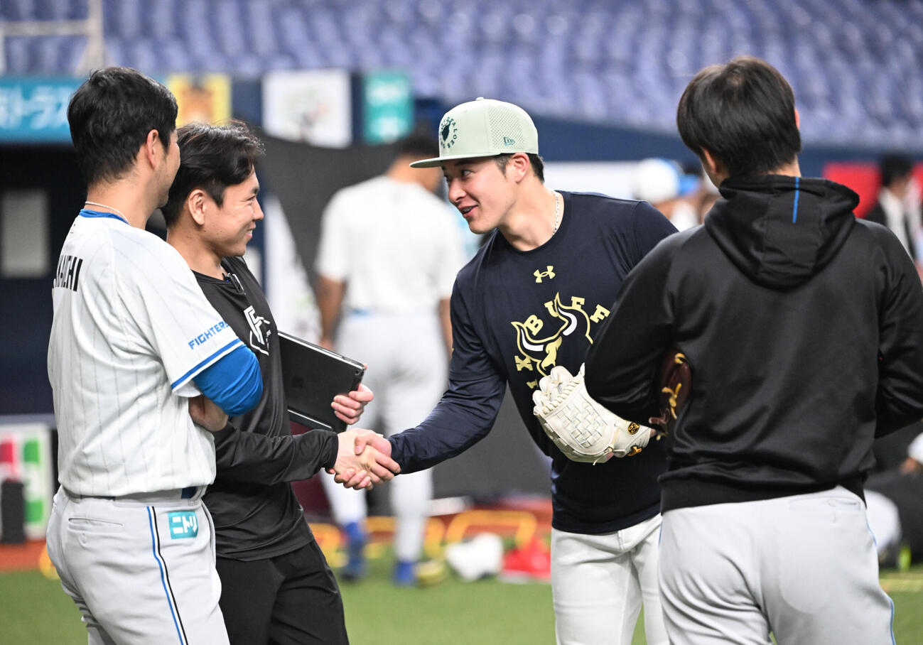 オリックス対日本ハム　日本ハム関係者と握手するオリックス吉田輝星（撮影・和賀正仁）