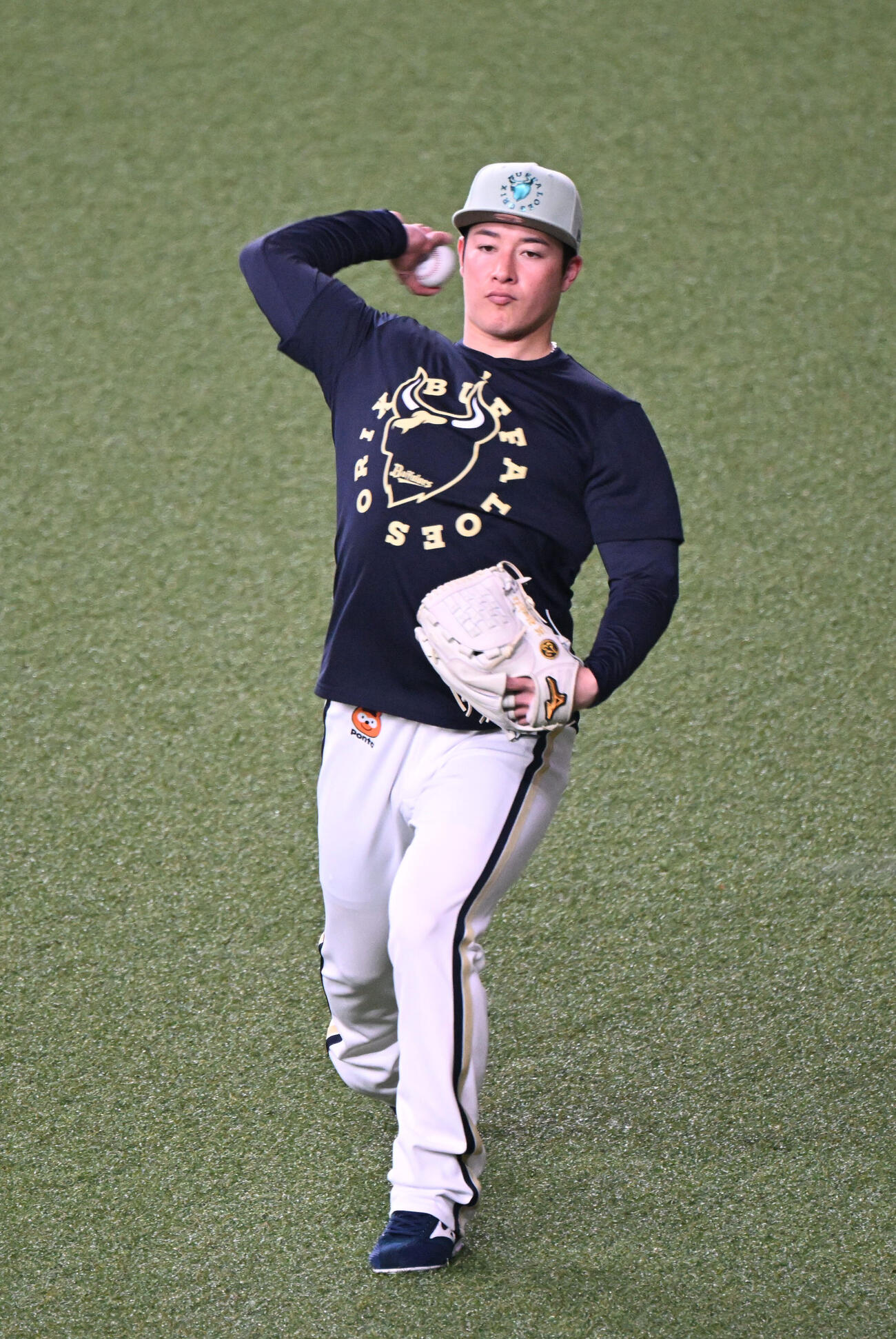 オリックス対日本ハム　チームに合流しキャッチボールするオリックス吉田輝星（撮影・和賀正仁）